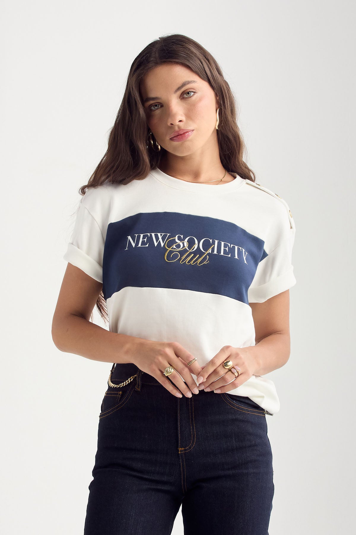 Camiseta marfil con botones en hombro para mujer