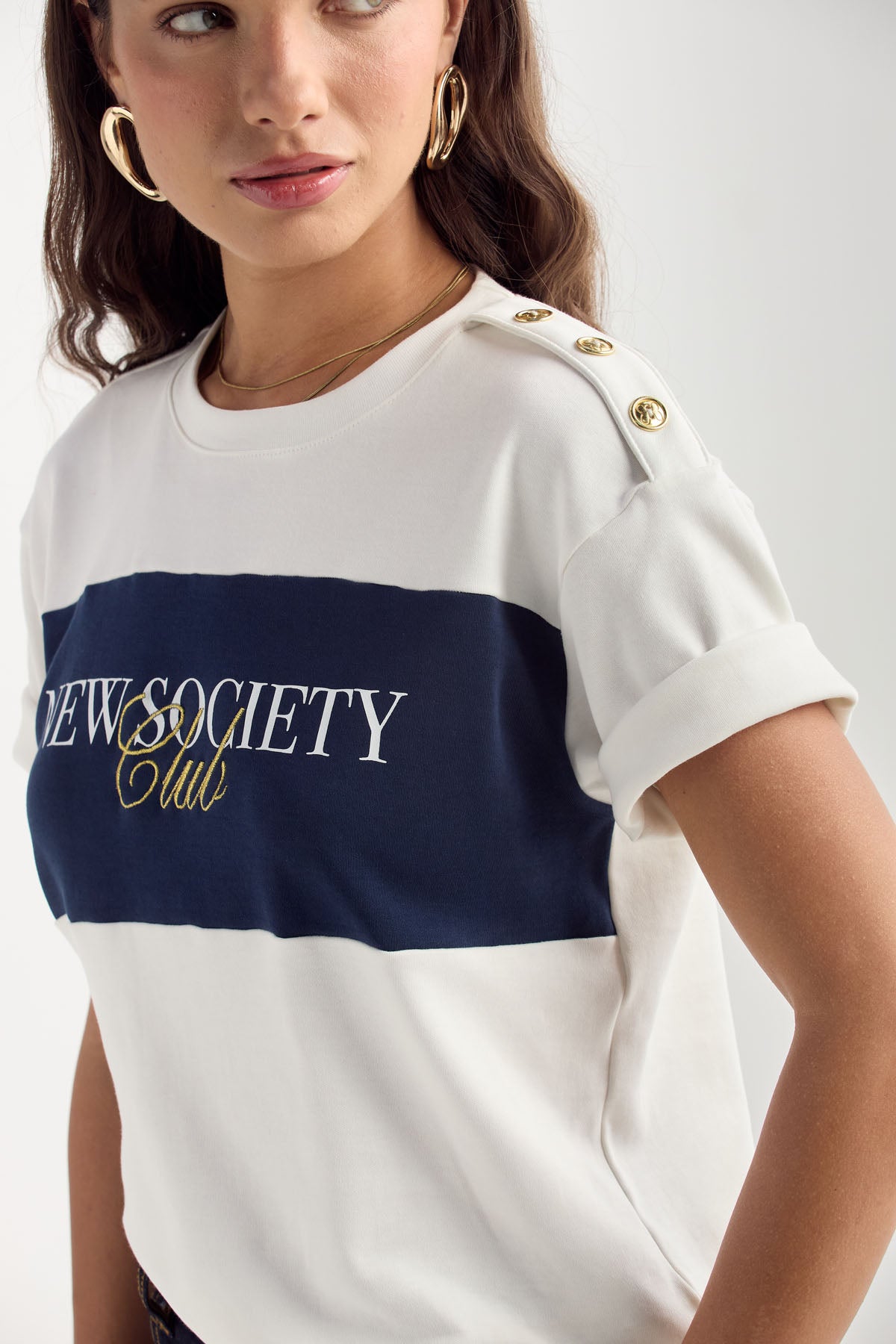 Camiseta marfil con botones en hombro para mujer