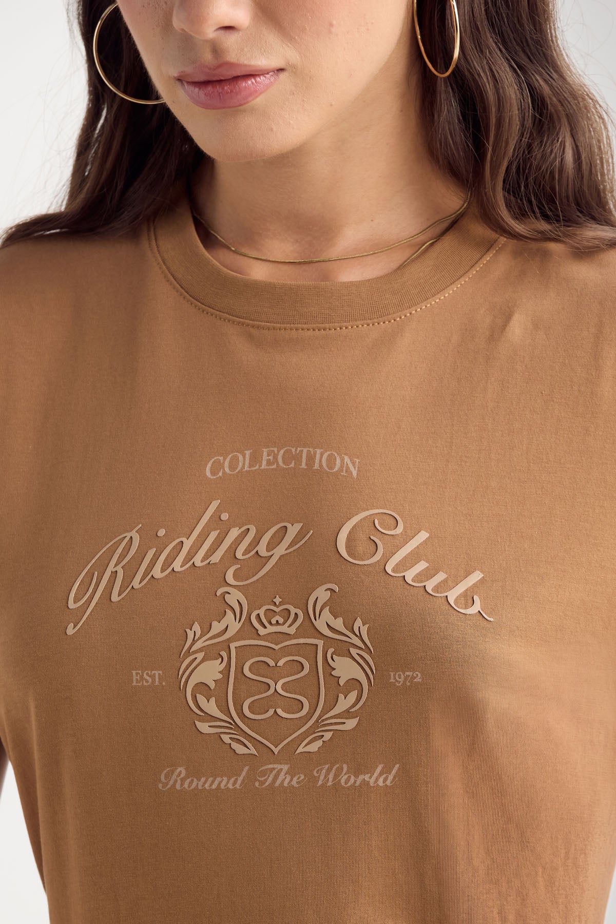 Camiseta de manga corta, color café medio y estampado frente para mujer.