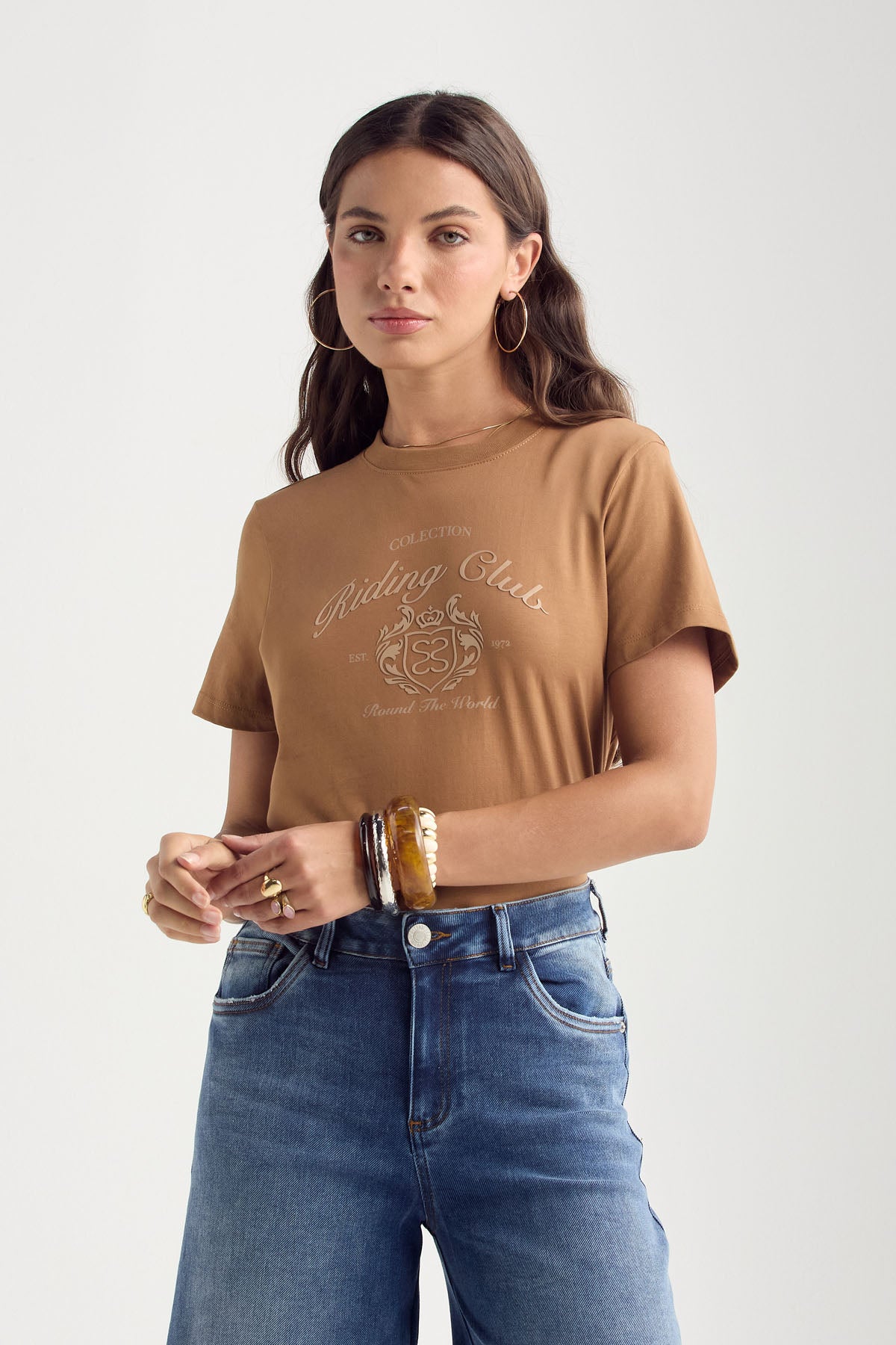 Camiseta de manga corta, color café medio y estampado frente para mujer.