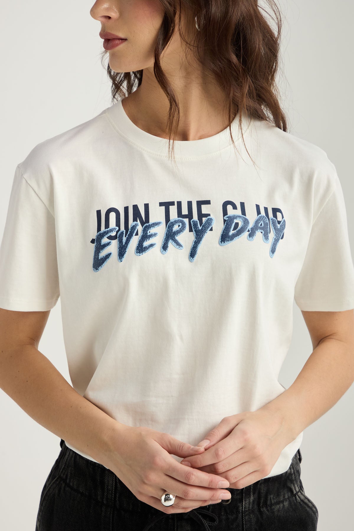 Camiseta marfil con estampado delantero para mujer