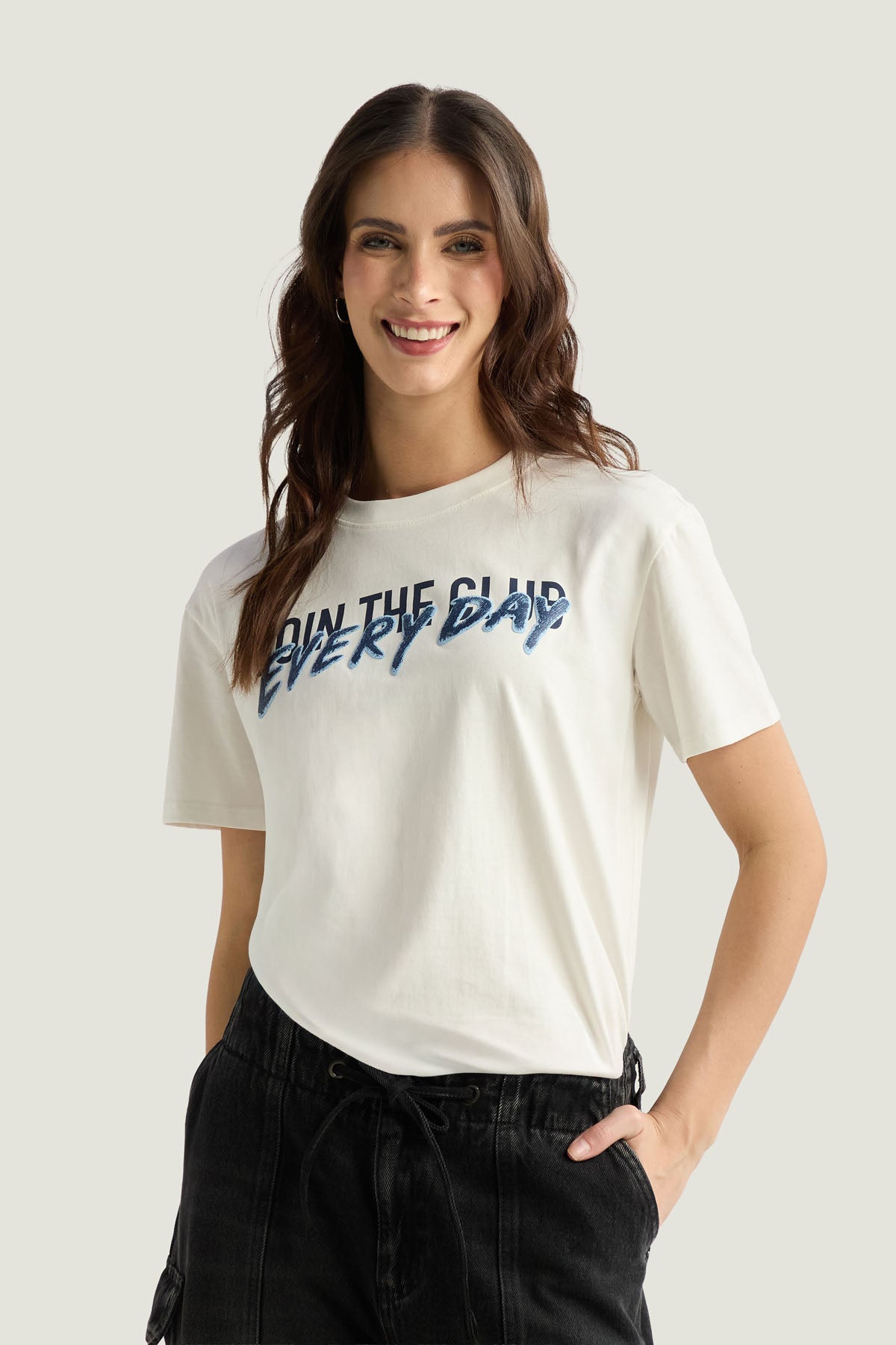 Camiseta marfil con estampado delantero para mujer