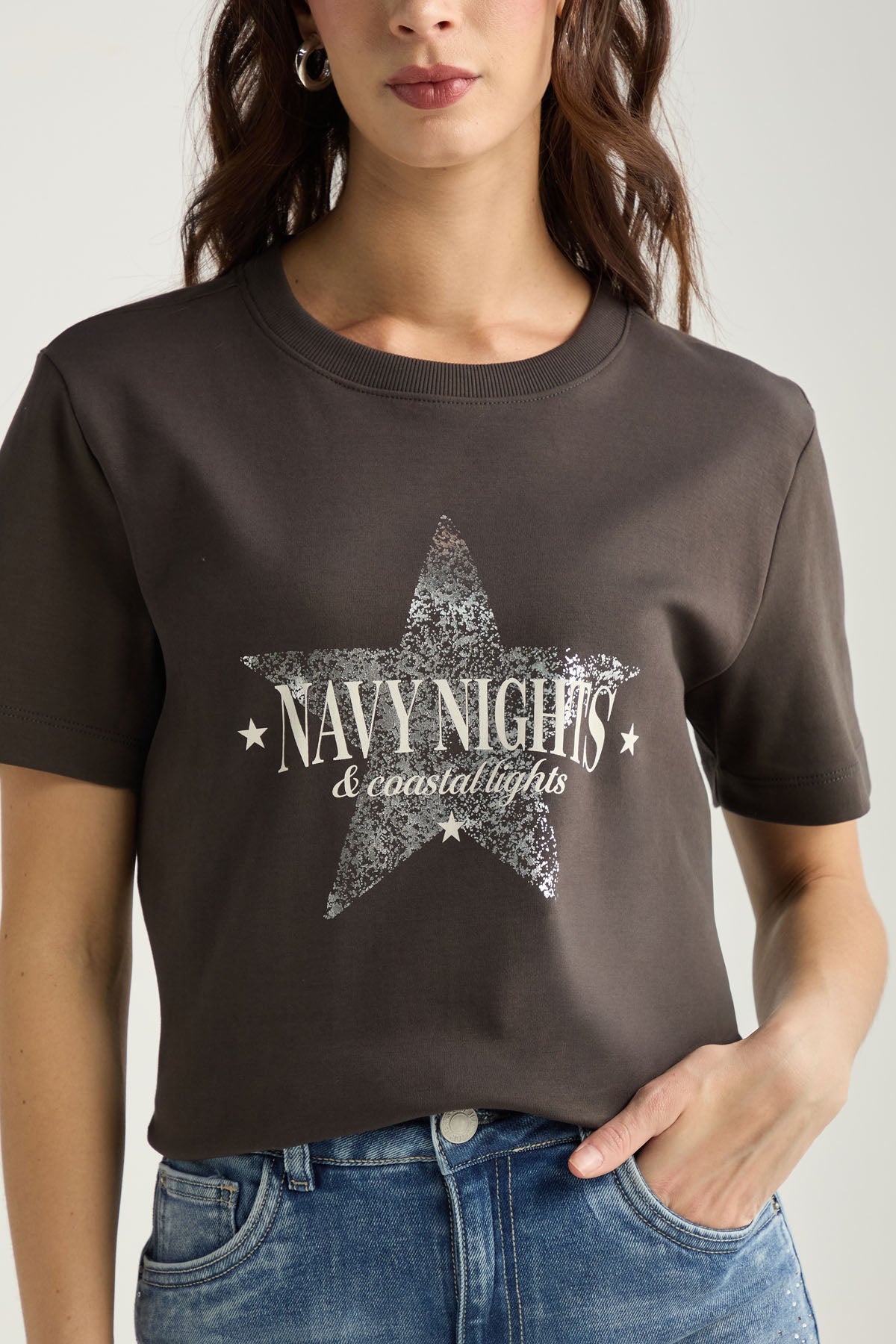 Camiseta café oscuro estampada para mujer