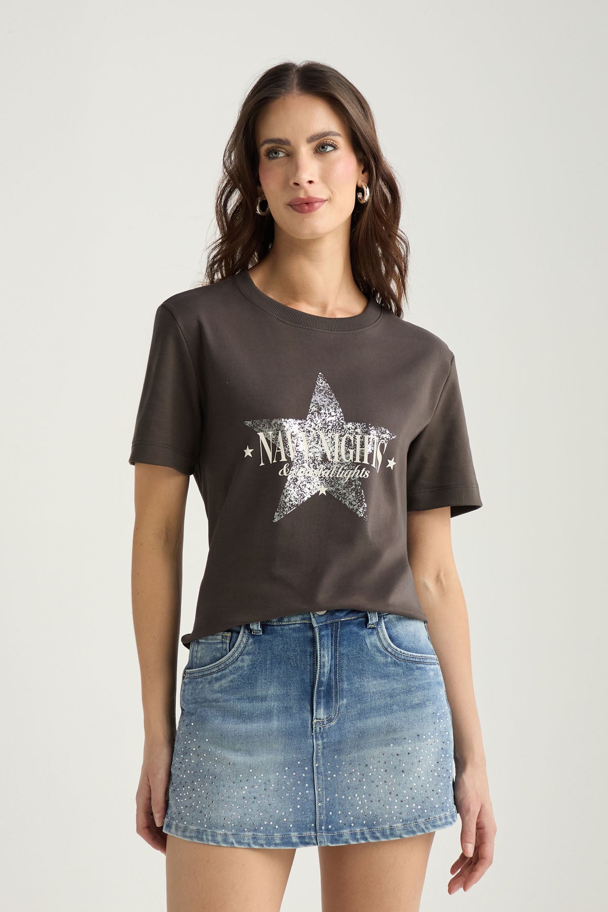 Camiseta café oscuro estampada para mujer