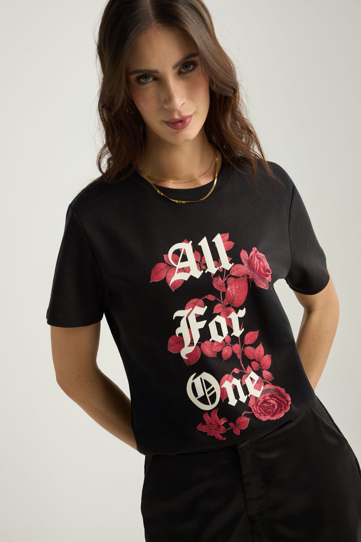 Camiseta negra de manga corta para mujer