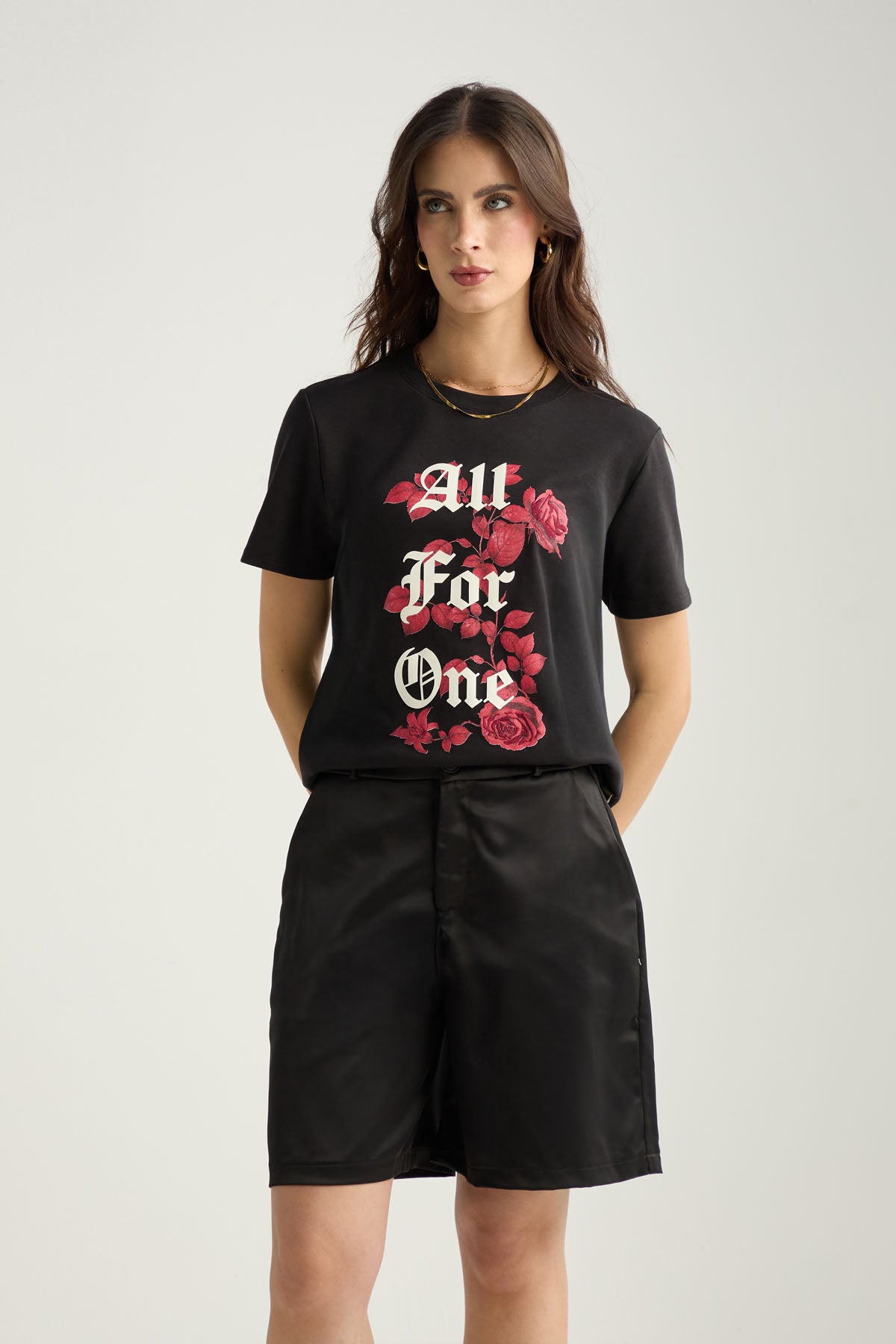 Camiseta negra de manga corta para mujer