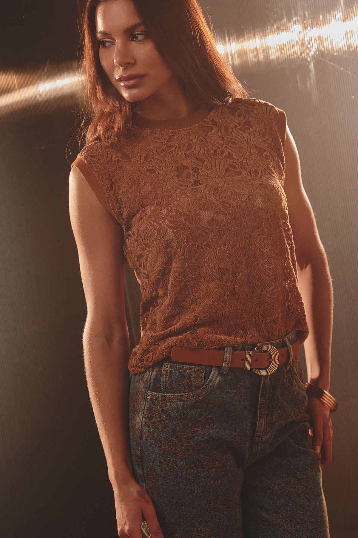 Camiseta color ladrillo de manga sisa y con textura para mujer
