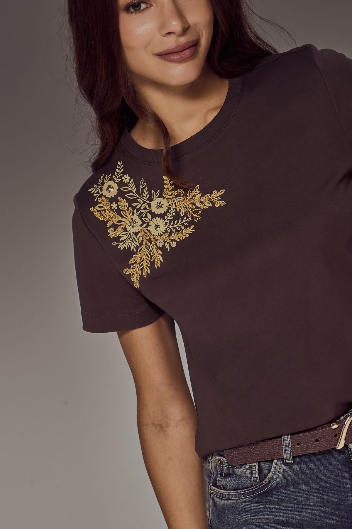 Camiseta café oscuro con estampado y bordado delantero para mujer
