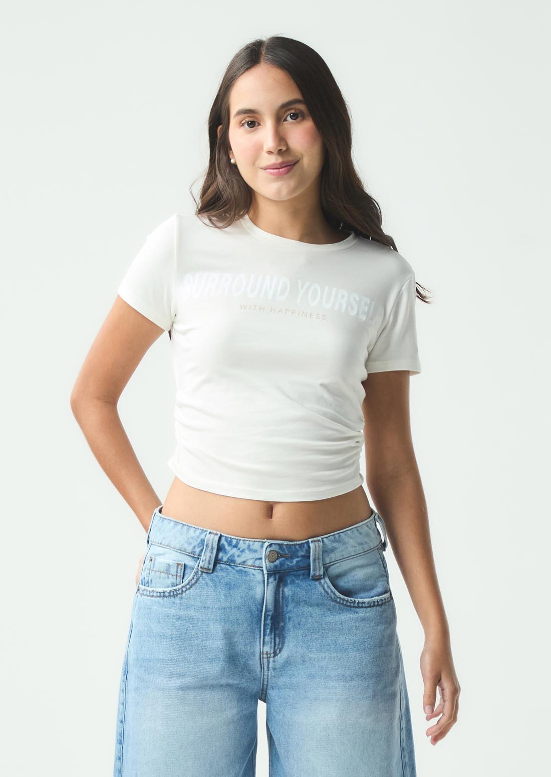 Camiseta marfil con recogido en costados para jóvenes