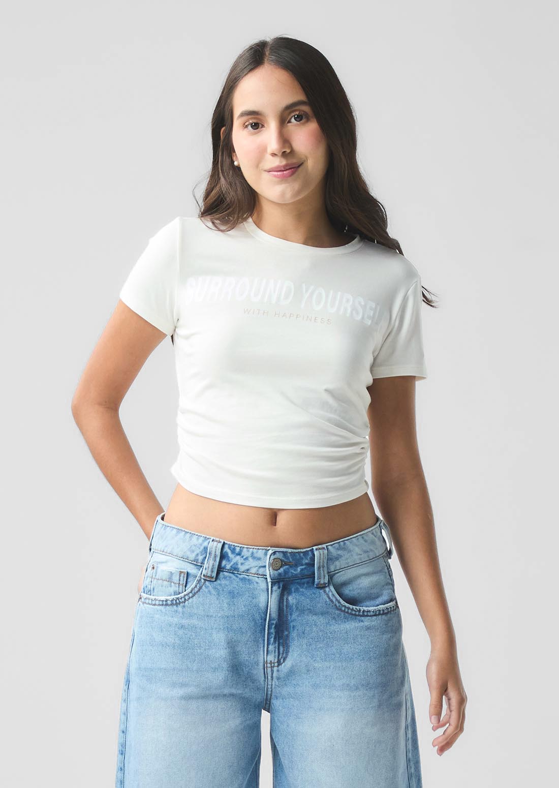 Camiseta marfil con recogido en costados para jóvenes