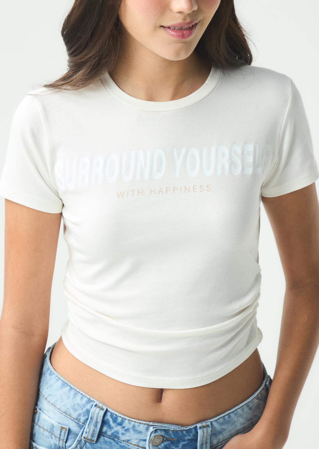 Camiseta marfil con recogido en costados para jóvenes