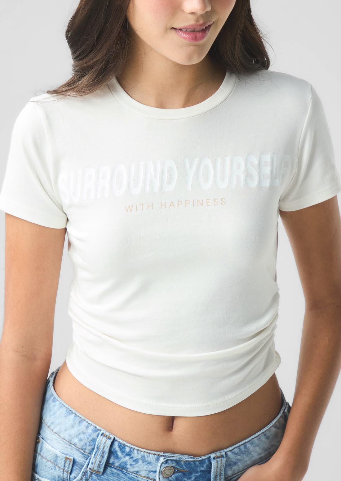 Camiseta marfil con recogido en costados para jóvenes