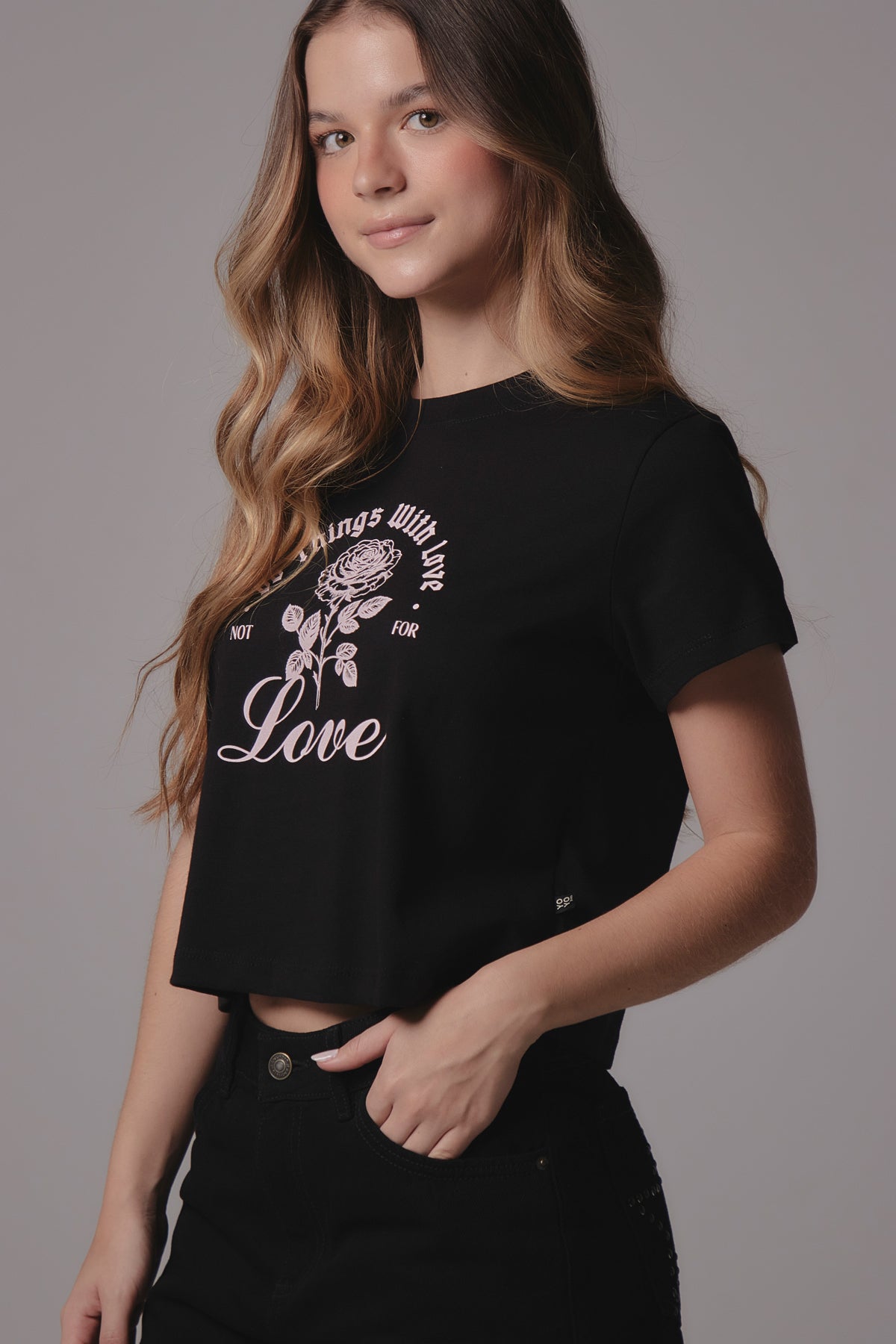 Camiseta negra con cuello redondo para jóvenes