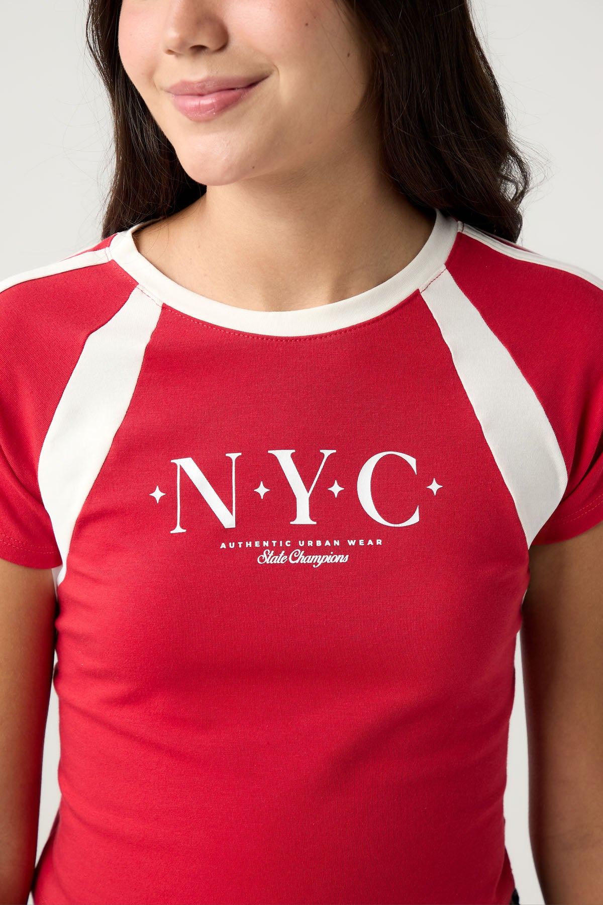 Camiseta roja en contraste para jóvenes