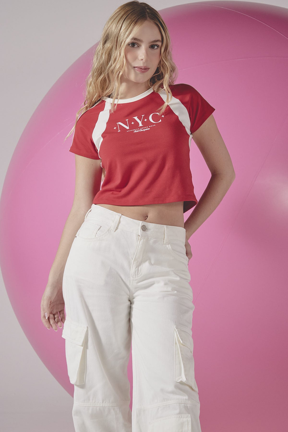 Camiseta roja en contraste para jóvenes