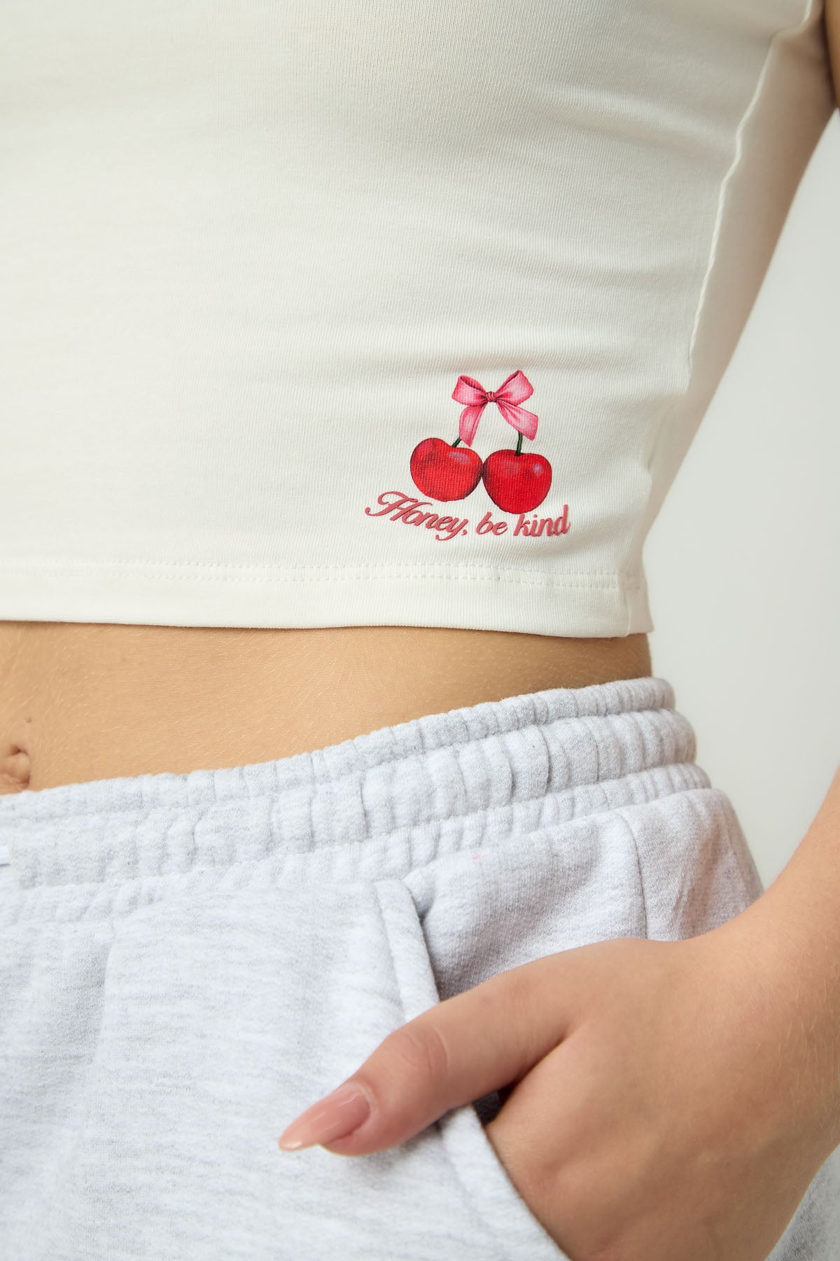 Camiseta marfil con estampado enfrente para jóvenes