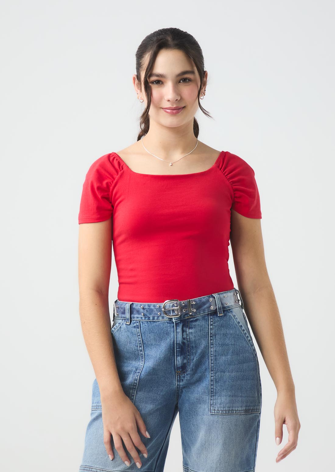 Top rojo escote semi cuadrado para jóvenes