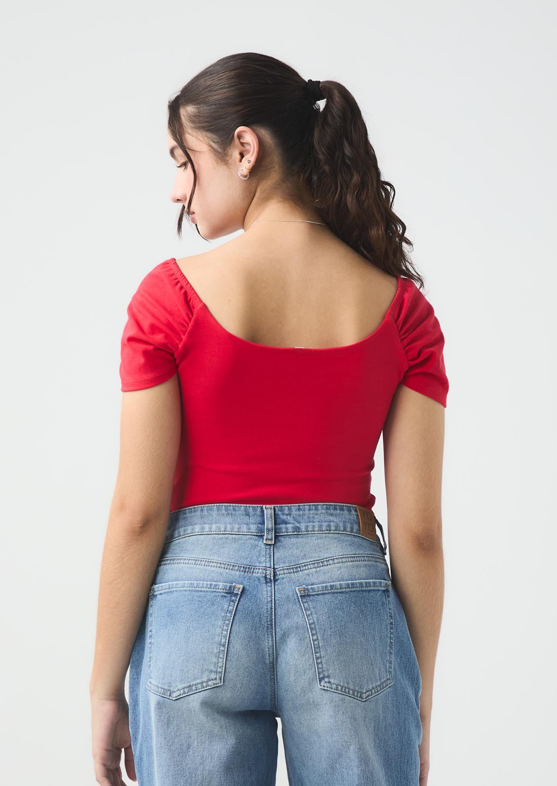 Top rojo escote semi cuadrado para jóvenes