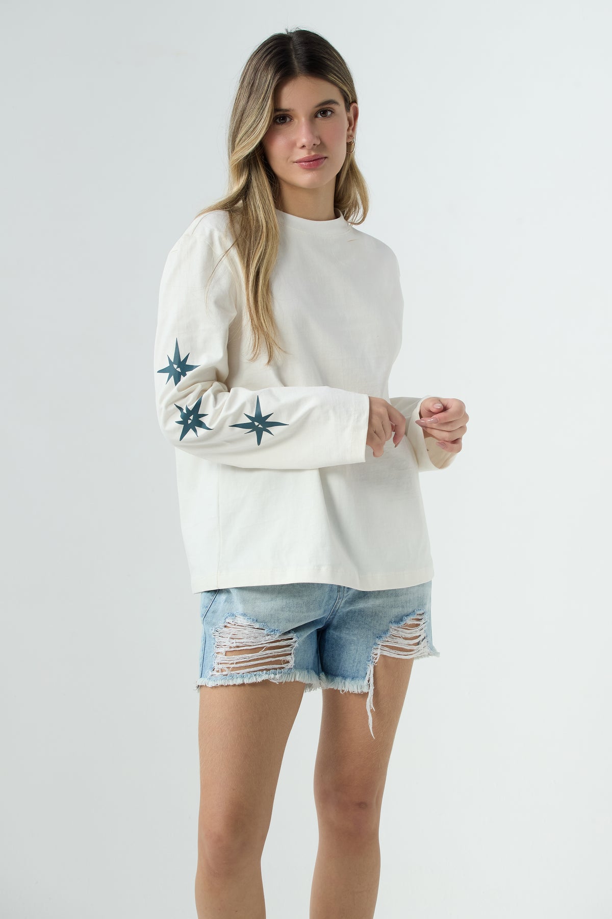Camiseta marfil con estampado en mangas para jóvenes