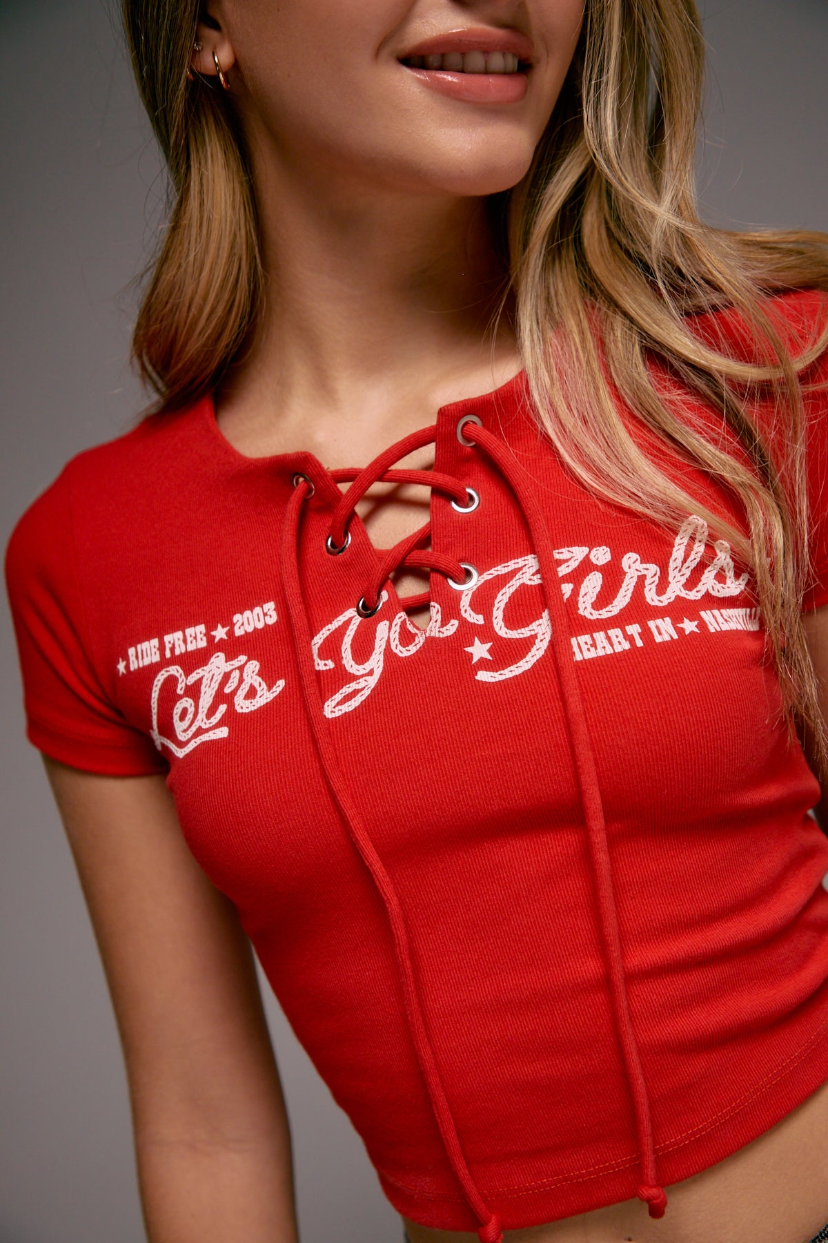 Camiseta roja con cordón en frente para jóvenes