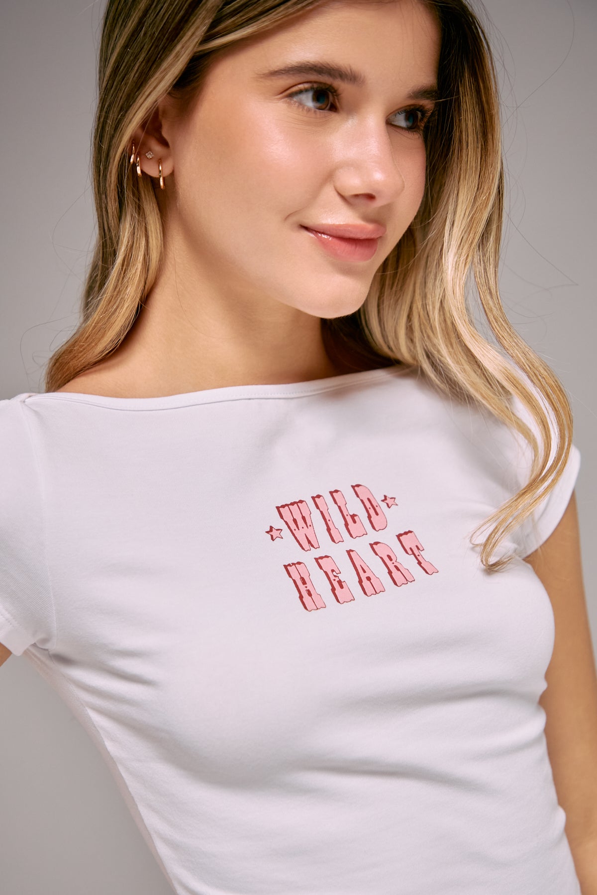 Camiseta blanca con estampado en frente para jóvenes