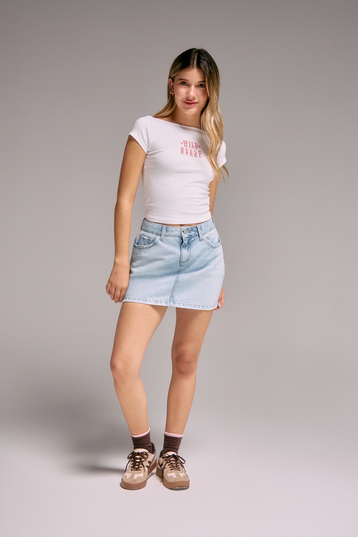 Camiseta blanca con estampado en frente para jóvenes