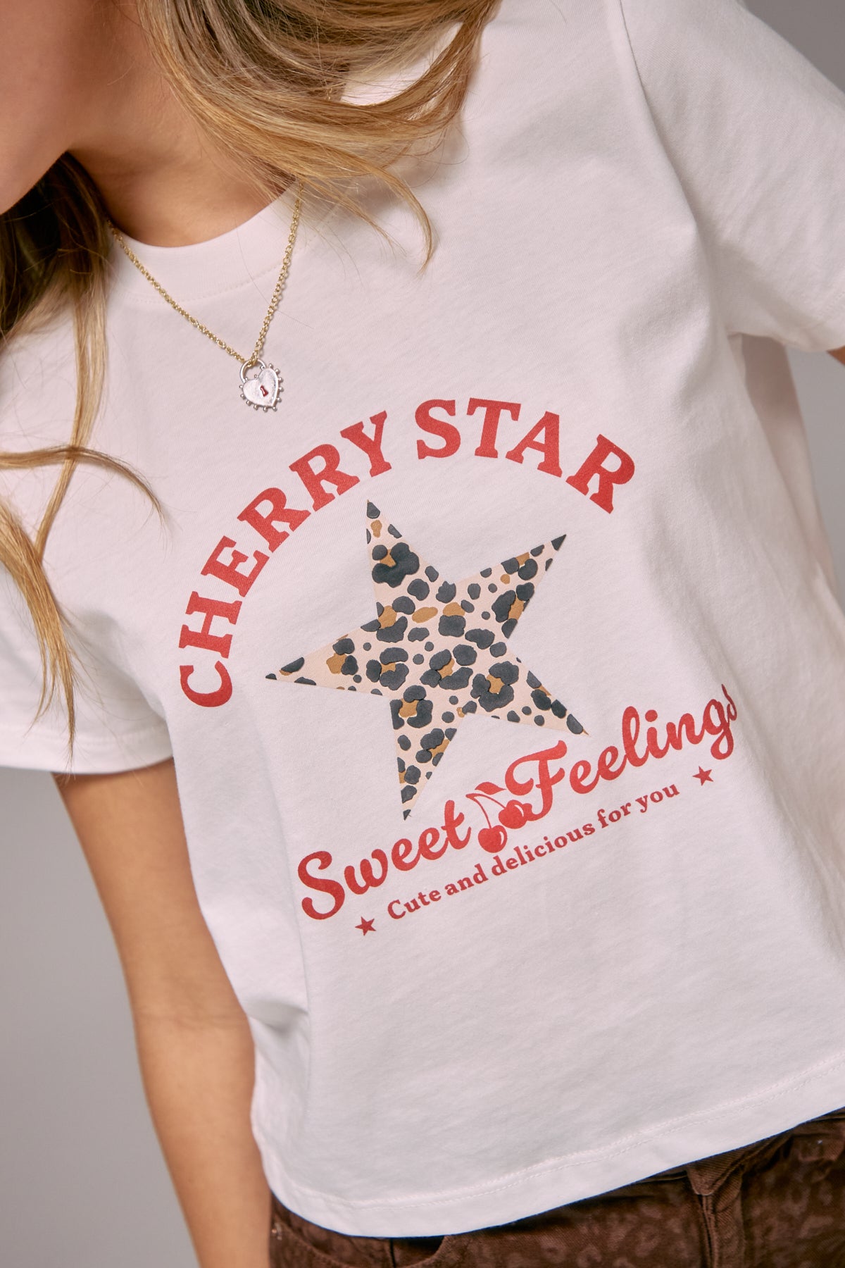 Camiseta marfil con estampado para jóvenes