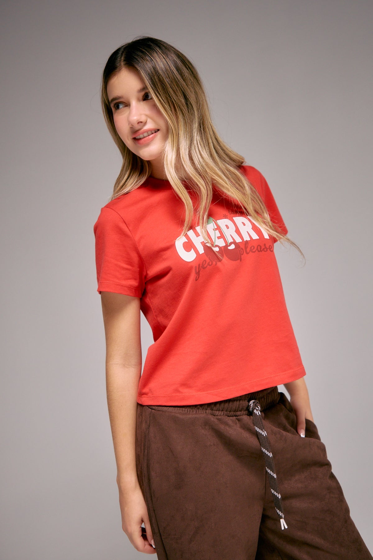 Camiseta roja con estampado para jóvenes