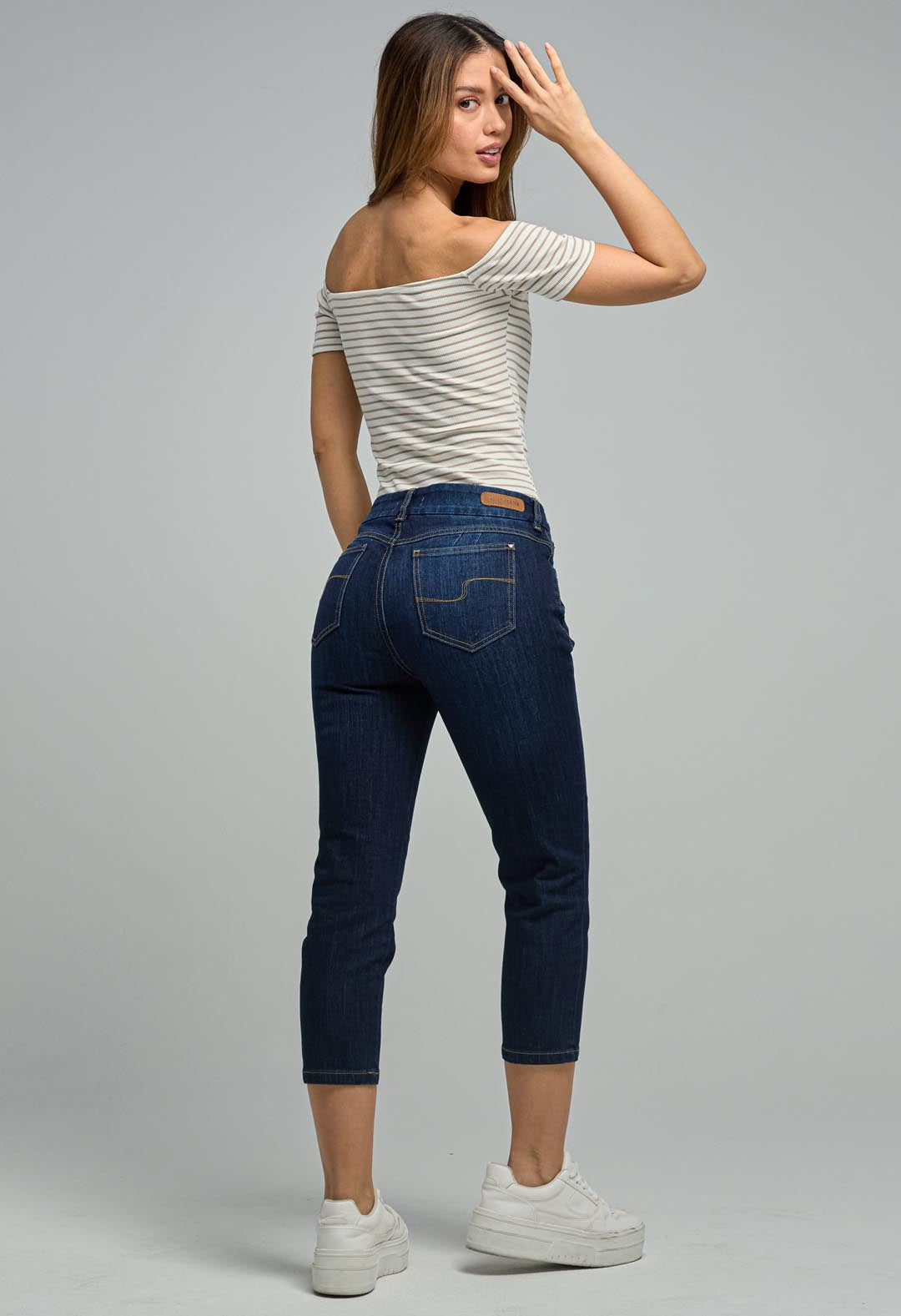 Jean capri oscuro con bolsillos para mujeres