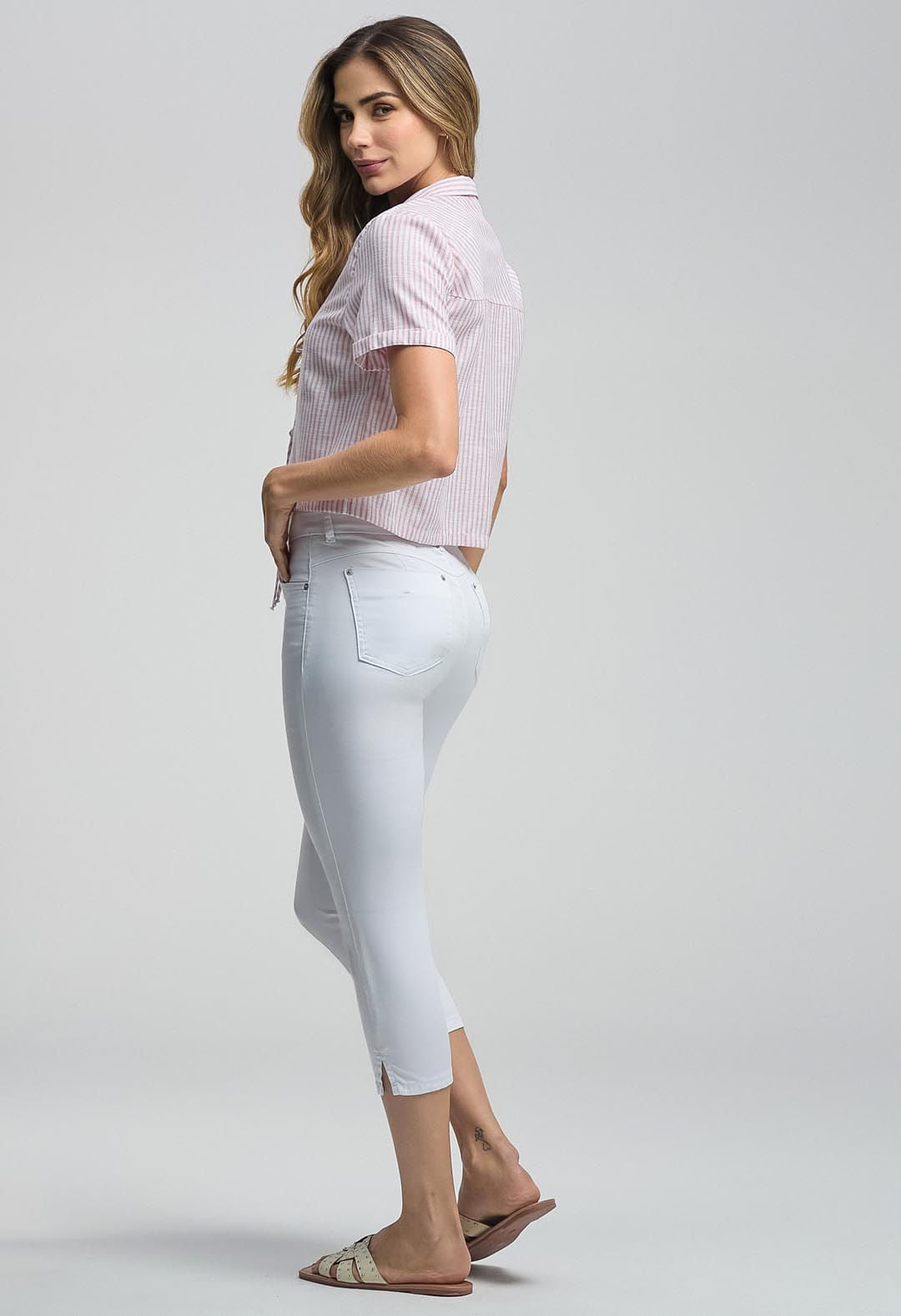 Pantalón capri blanco para mujer con bolsillos de la marca Stop, vista frontal en tela ligera y cómoda.