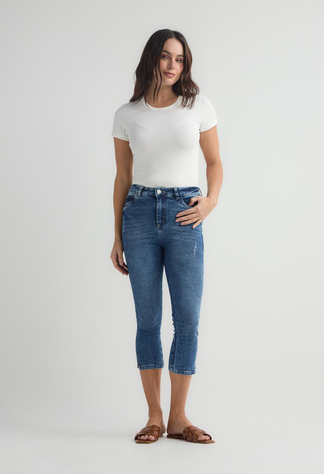 Jean capri medio con abertura en costados para mujer