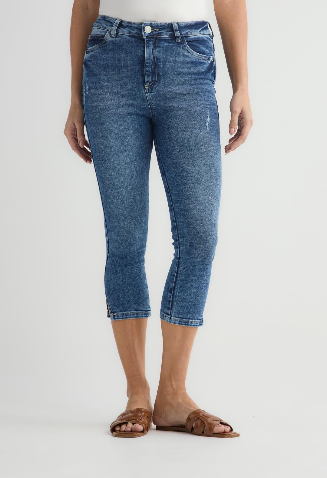 Jean capri medio con abertura en costados para mujer