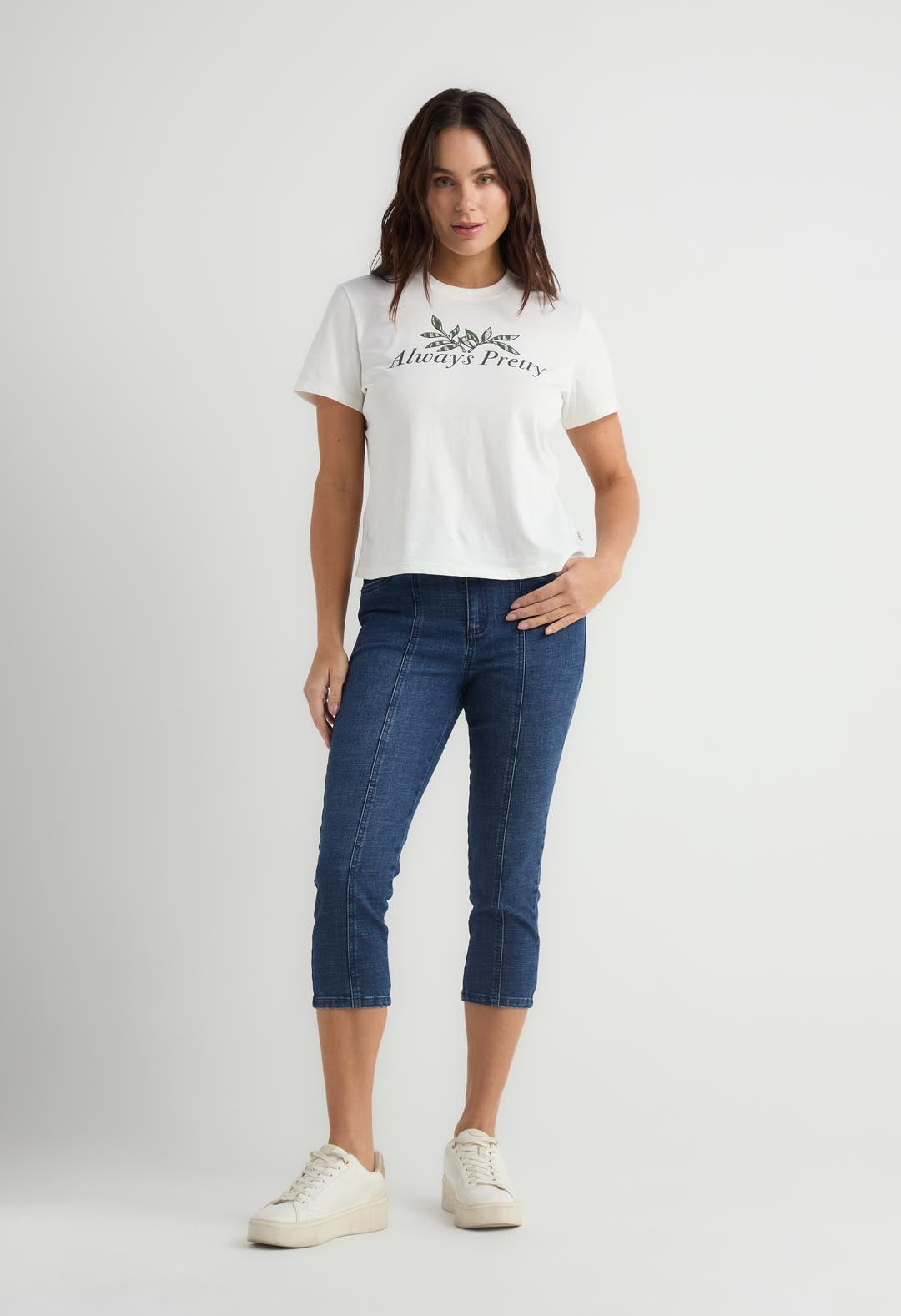 Jean capri oscuro con detalle en bolsillo para mujer