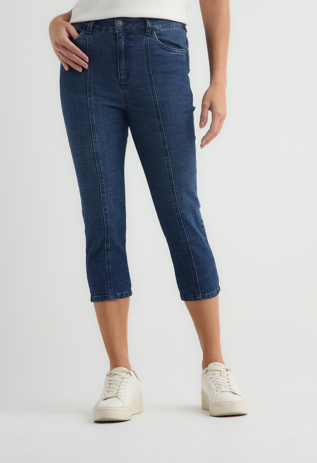Jean capri oscuro con detalle en bolsillo para mujer
