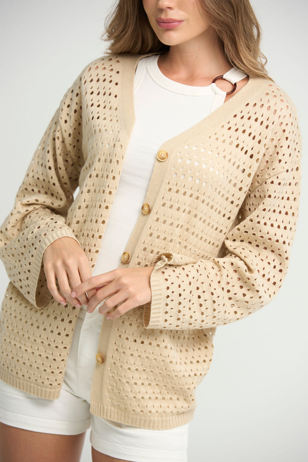 Cárdigan arena tejido con botones para mujeres