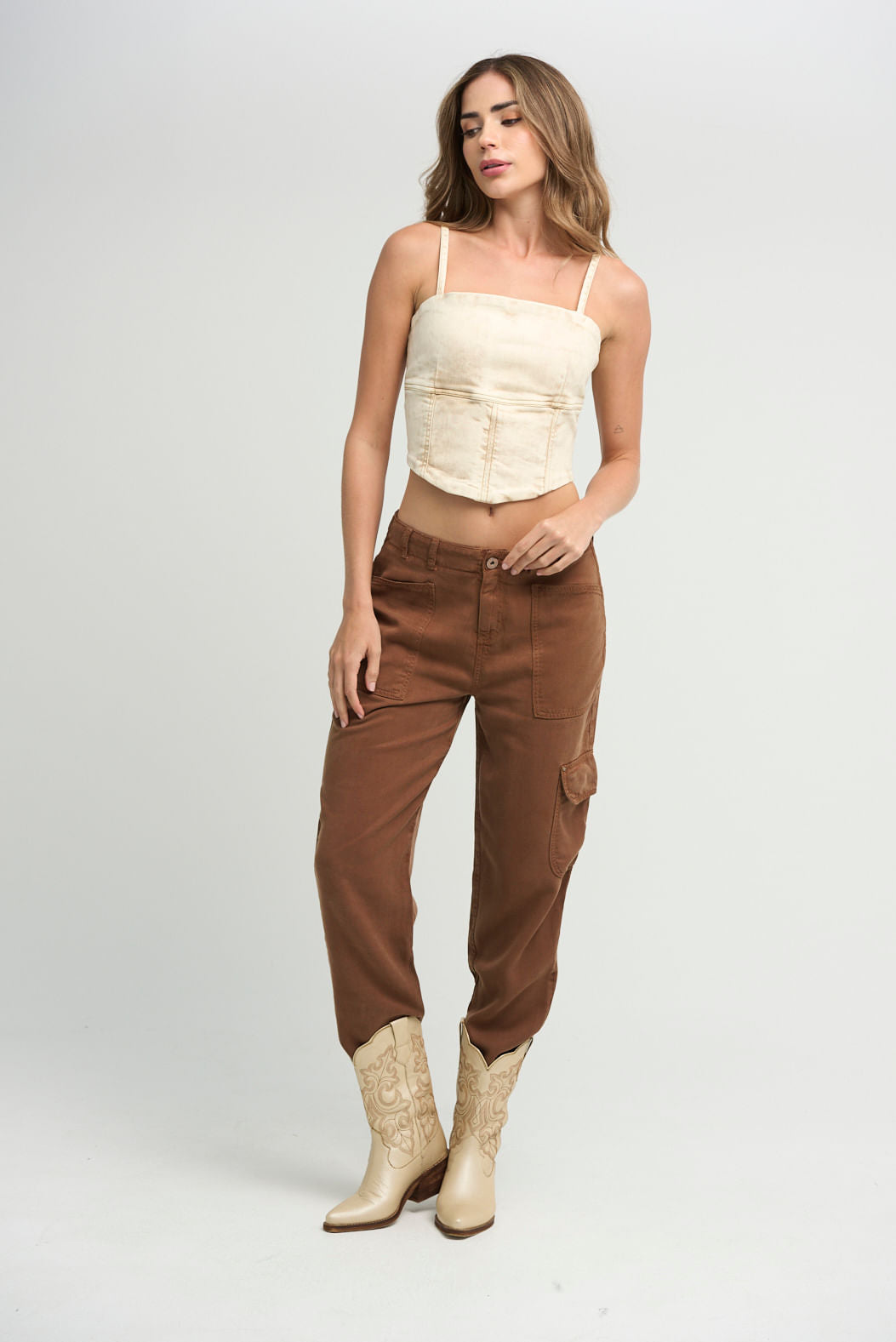 Pantalón cargo chocolate bolsillos en costados para mujeres