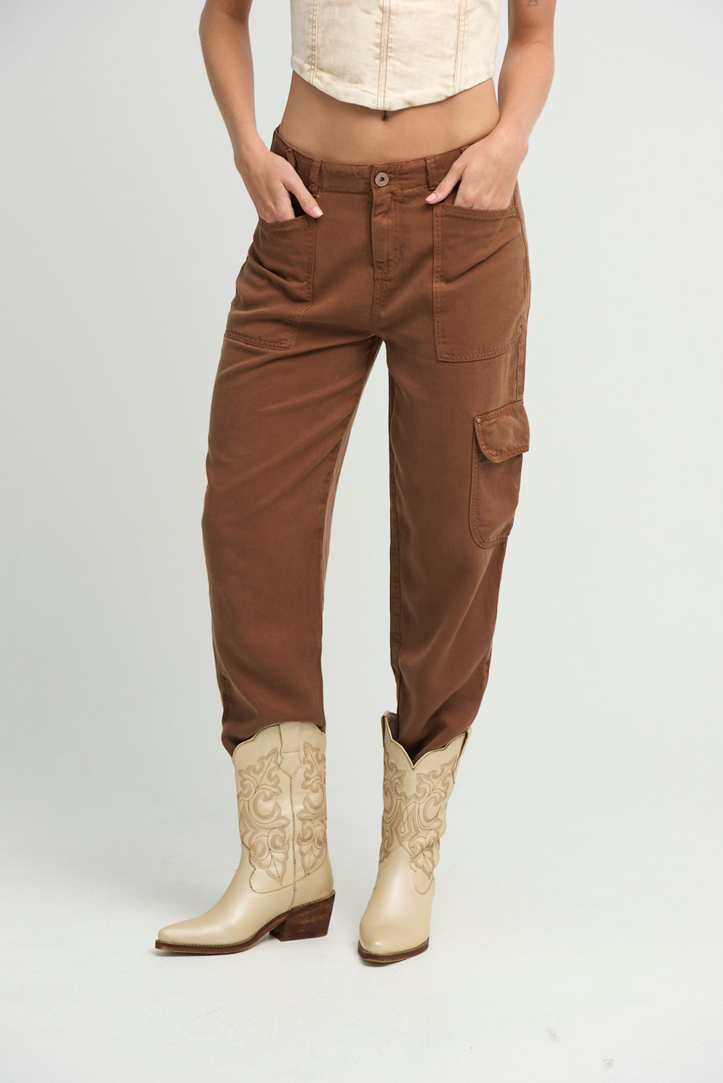 Pantalón cargo chocolate bolsillos en costados para mujeres