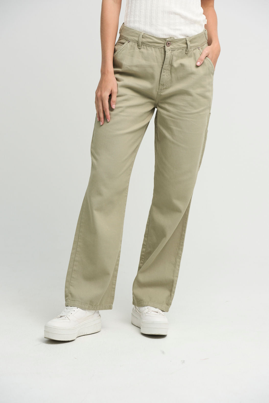 Pantalón cargo verde para mujer con detalle en la pretina, de la marca Stop, vista de frente en la imagen.