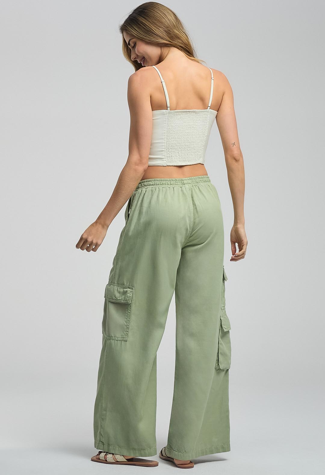 Pantalón cargo eucalipto tiro medio para mujeres