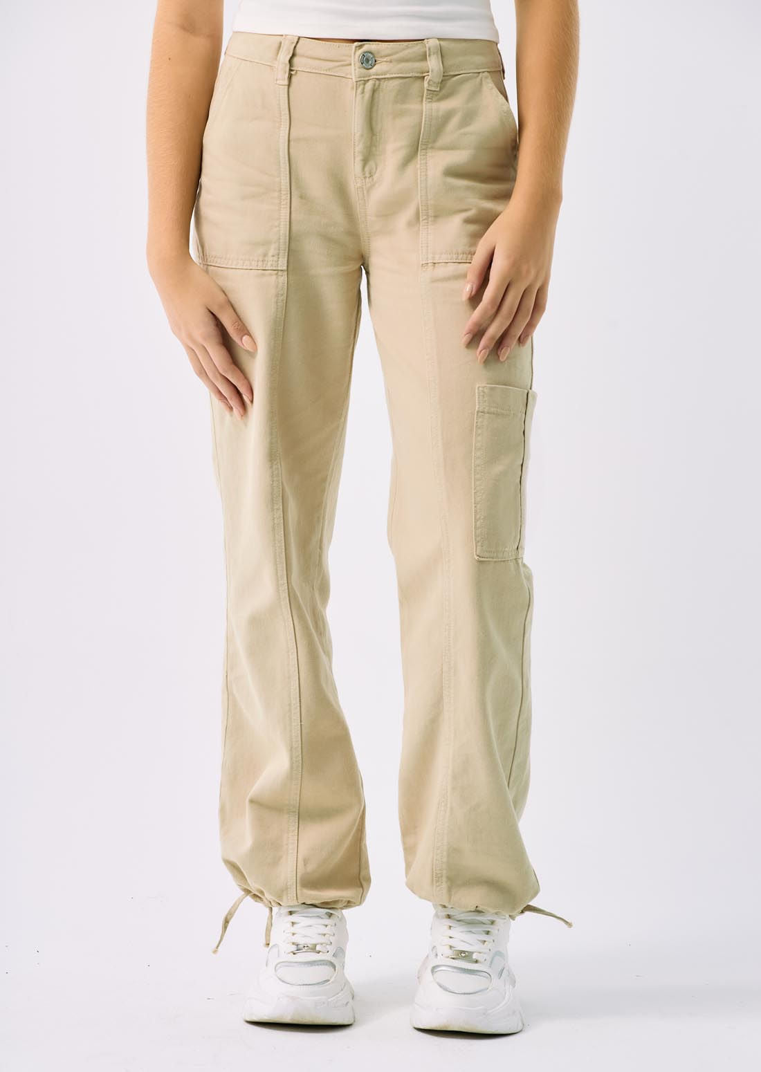 Pantalón cargo arena con ajuste en bota para jóvenes