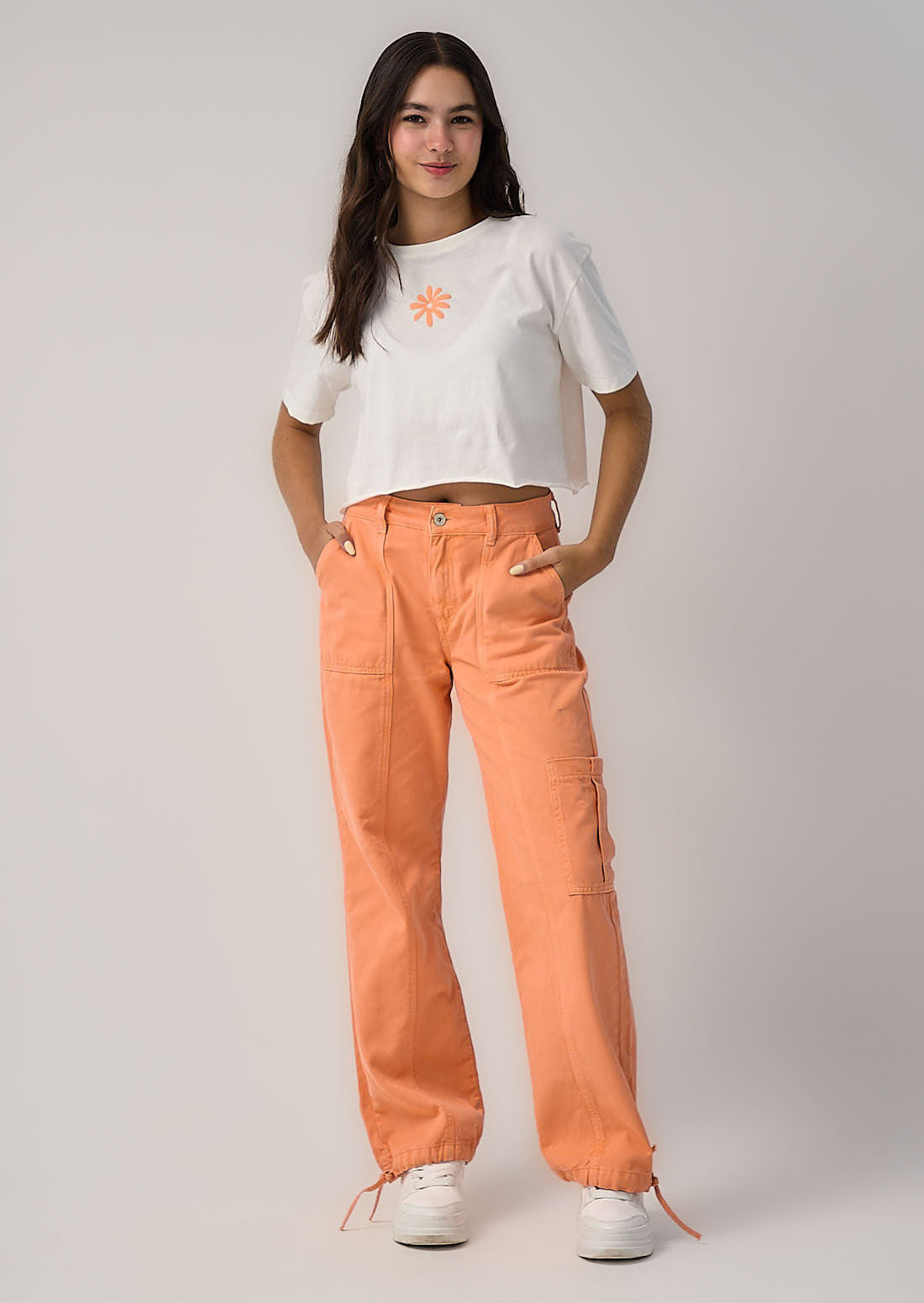 Pantalón cargo naranja con ajuste en bota para jóvenes