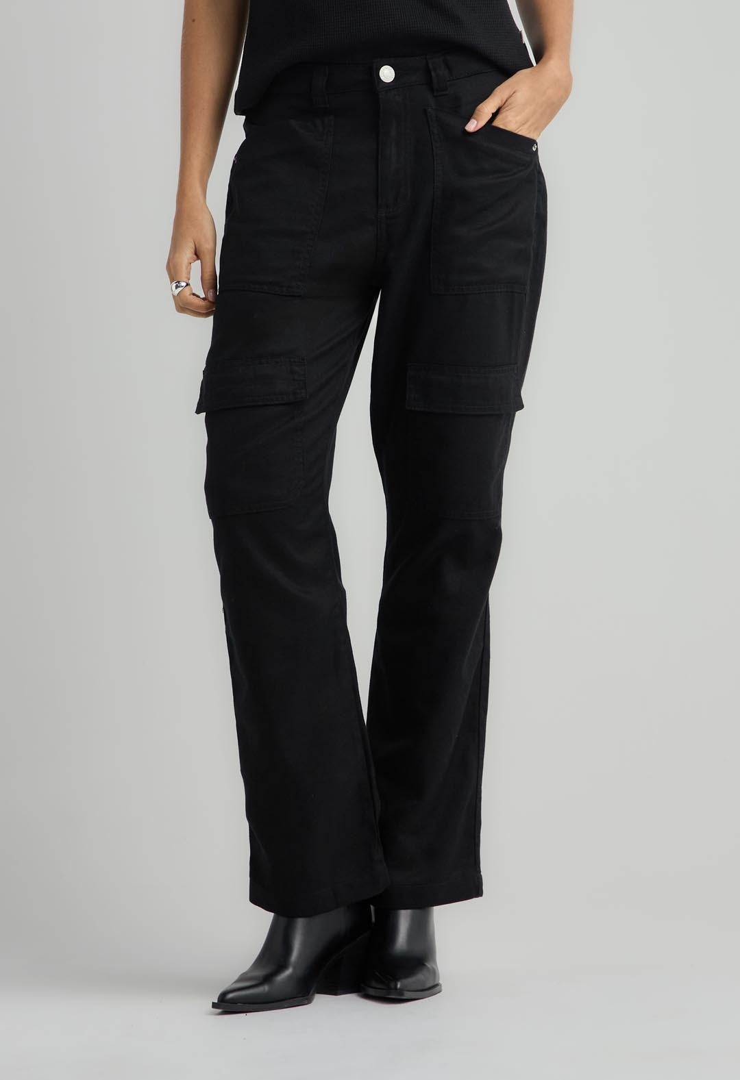 Jean cargo negro con bota recta para mujer