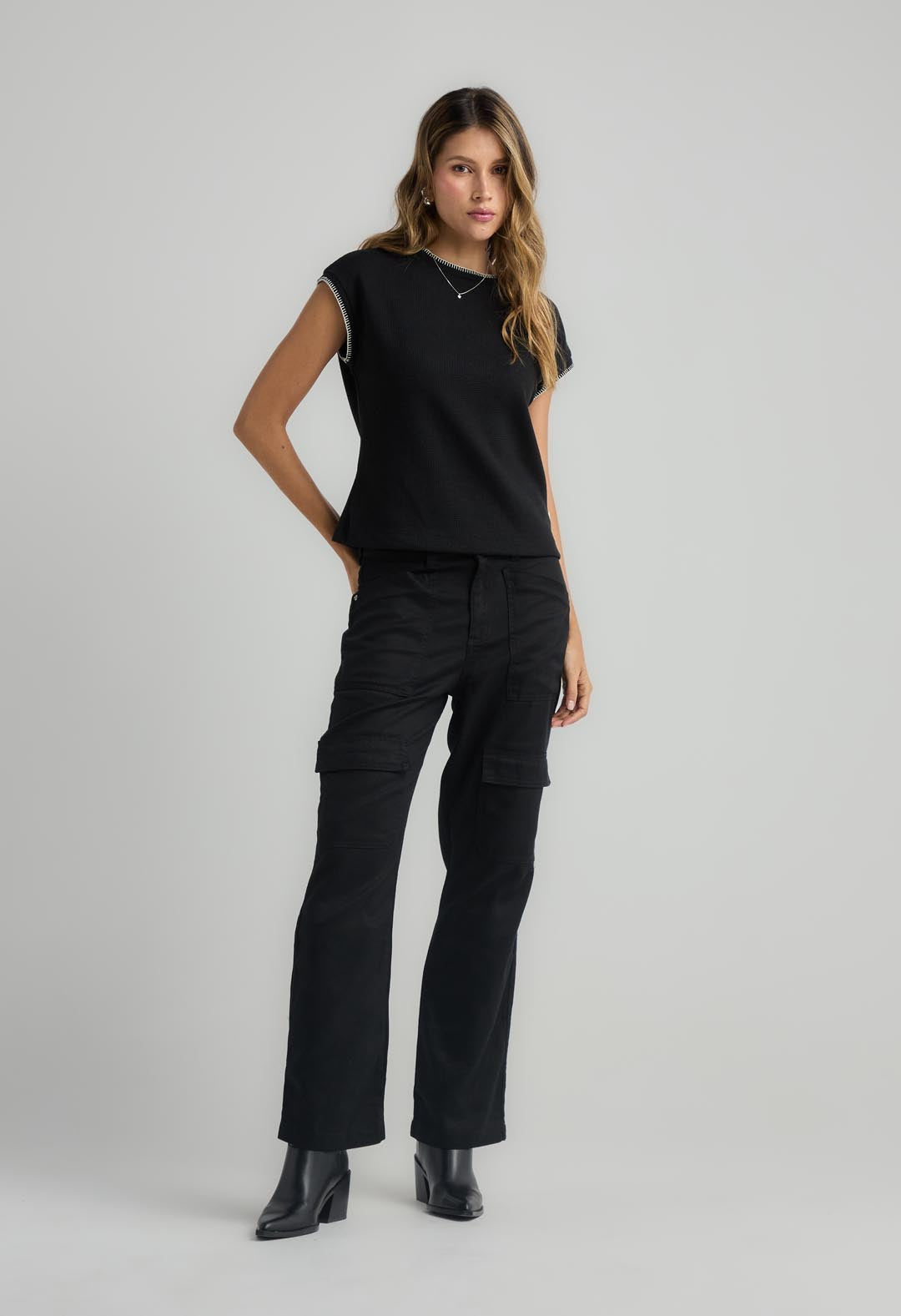 Jean cargo negro con bota recta para mujer