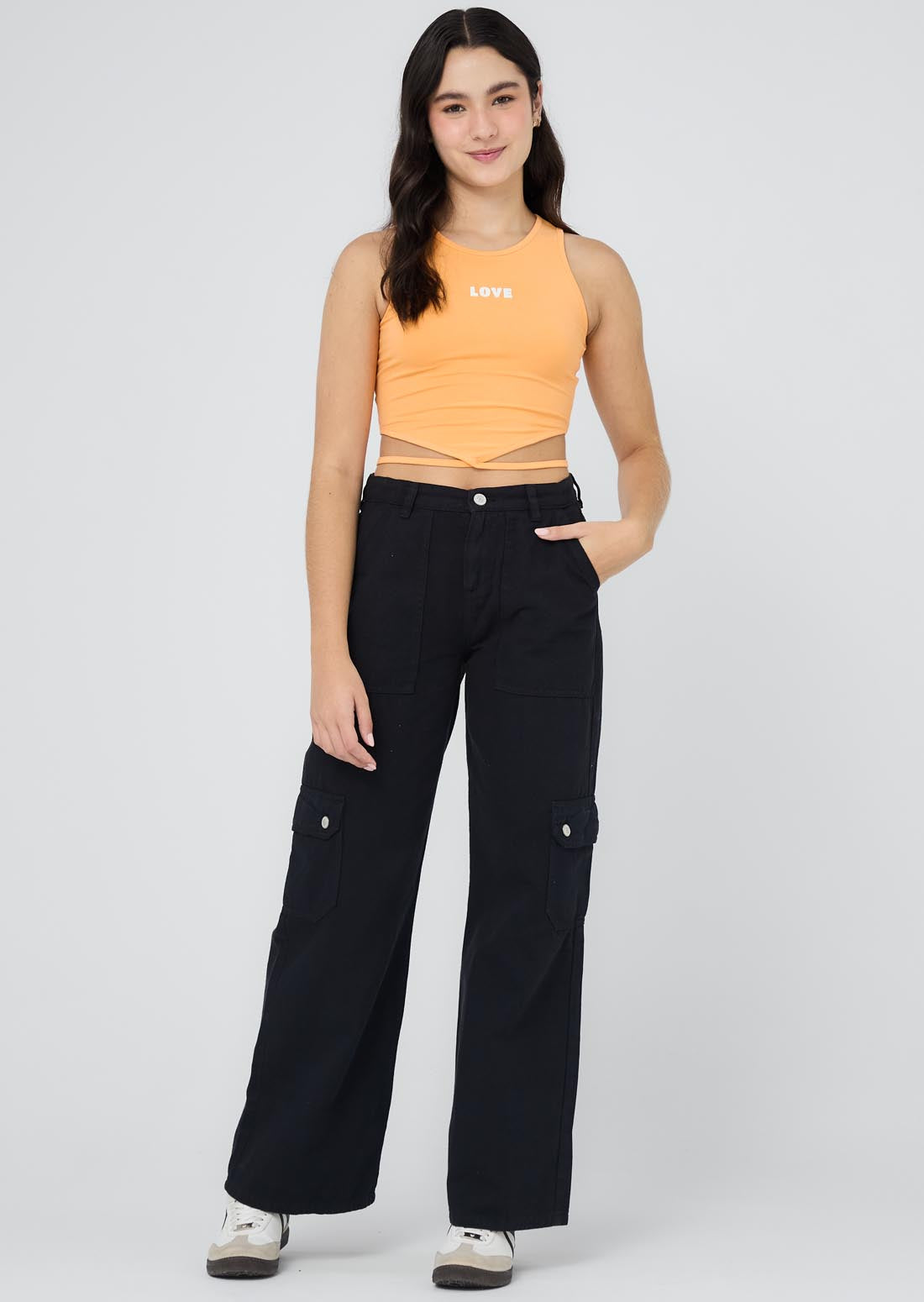 Pantalón cargo negro tiro alto para jóvenes