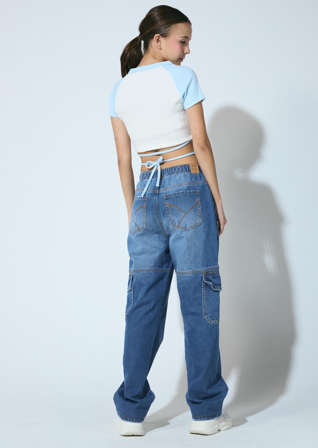 Jean cargo medio oscuro y tiro alto para adolescentes