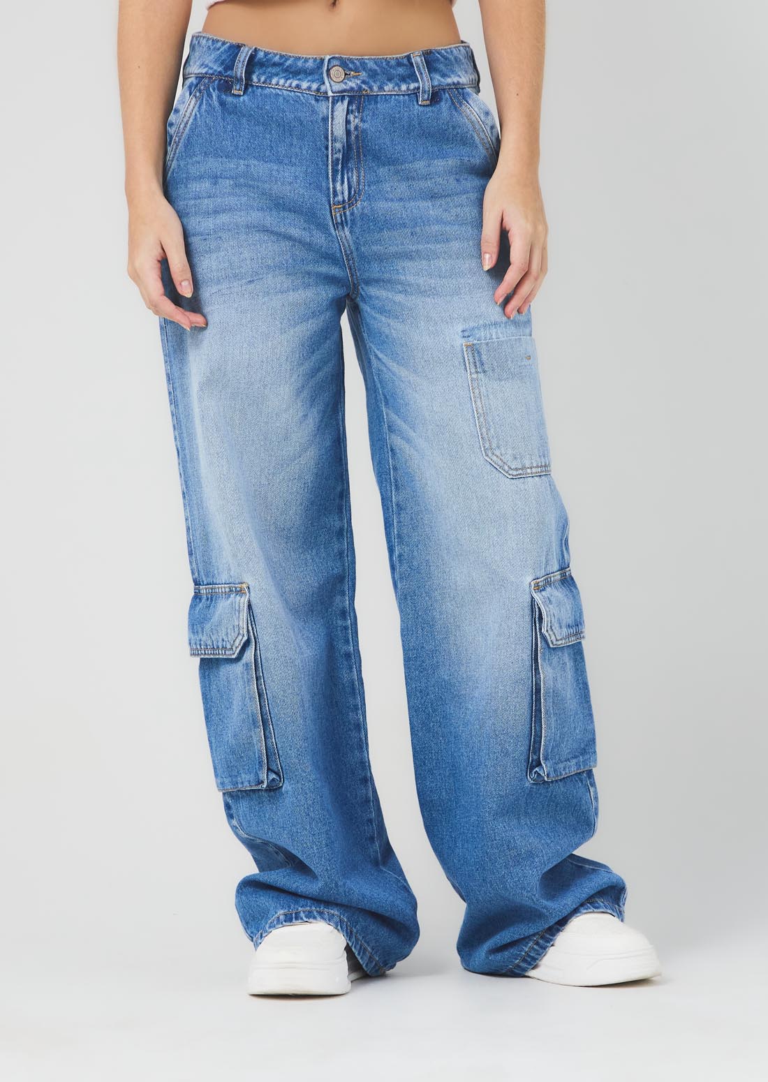 Jean cargo tono medio con bolsillos en costados para jóvenes