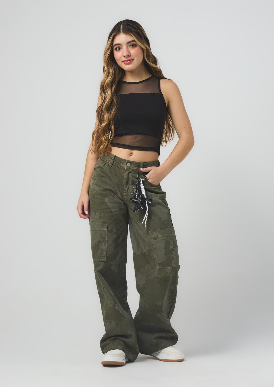 Jean cargo verde efecto camuflado para jóvenes