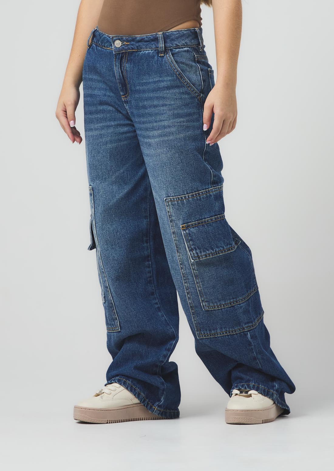 Jean cargo tono medio oscuro con parches en costados para jóvenes