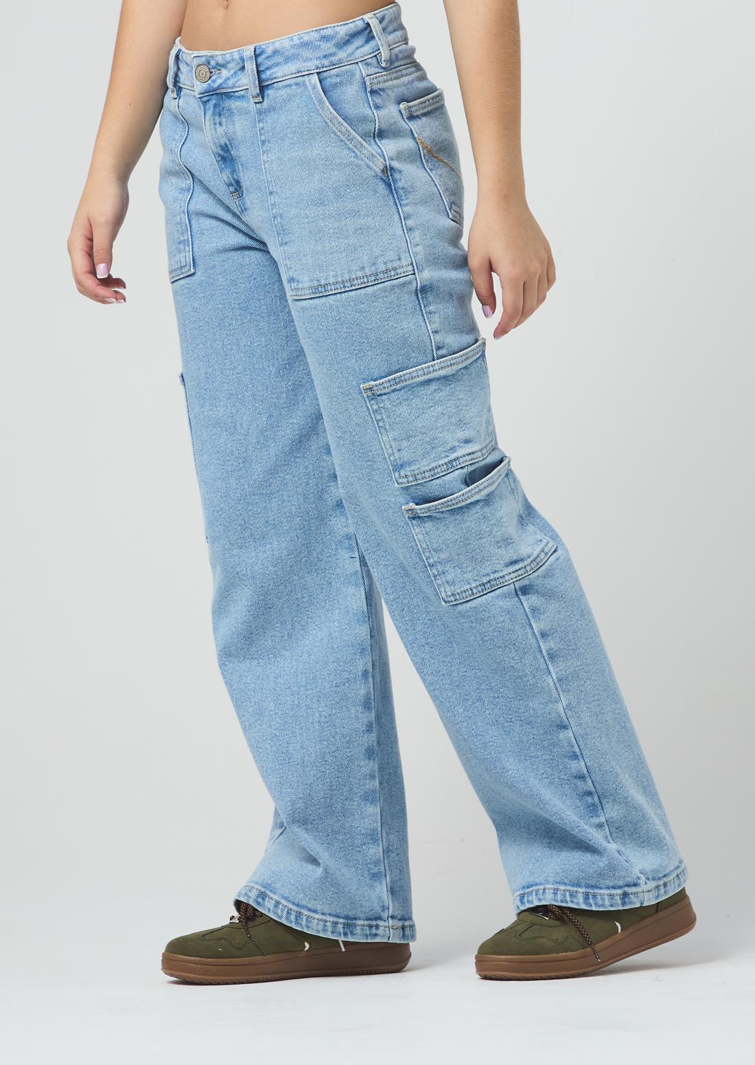 Jean cargo claro con bolsillos en los costados para jóvenes