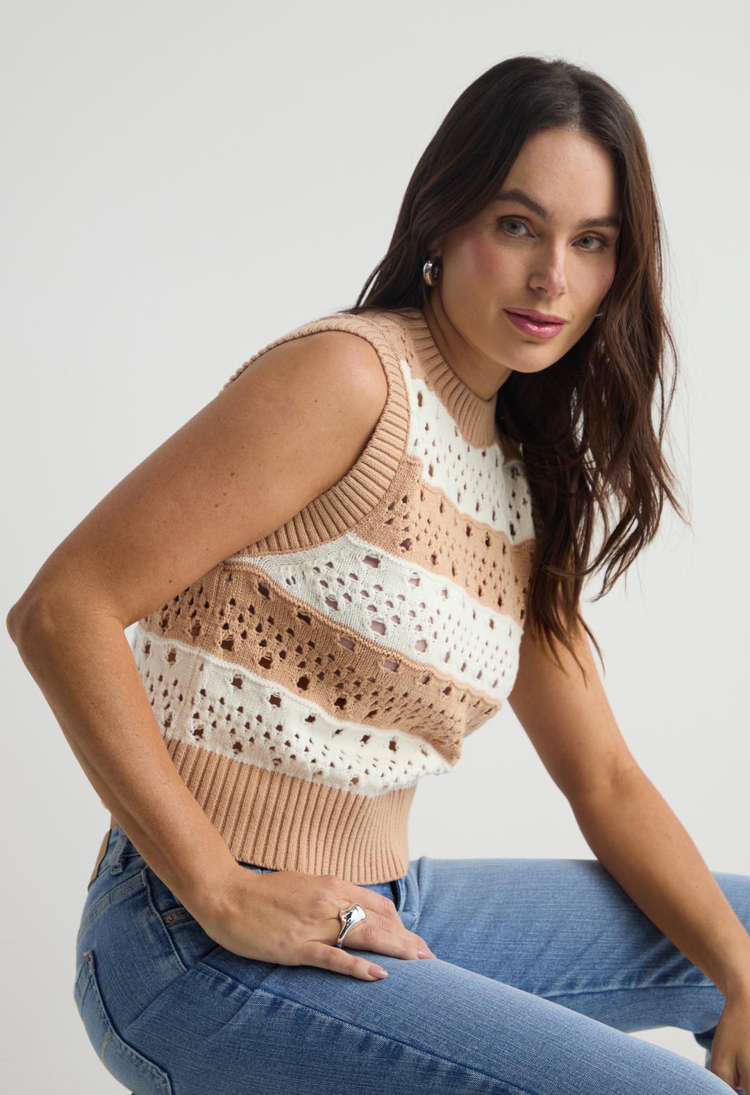 Chaleco beige tejido para mujer